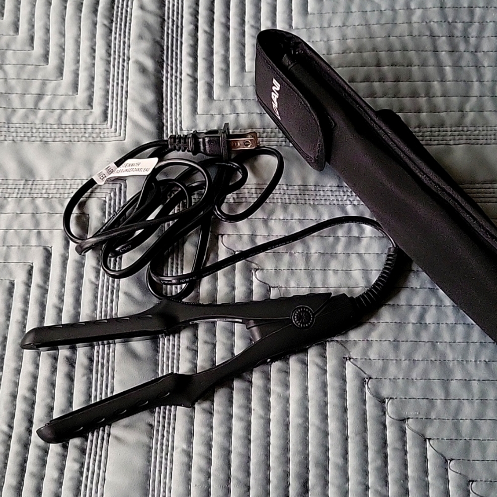 Travel size hair straightener